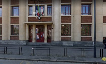 Morto il bambino precipitato dalle scale della scuola a Milano