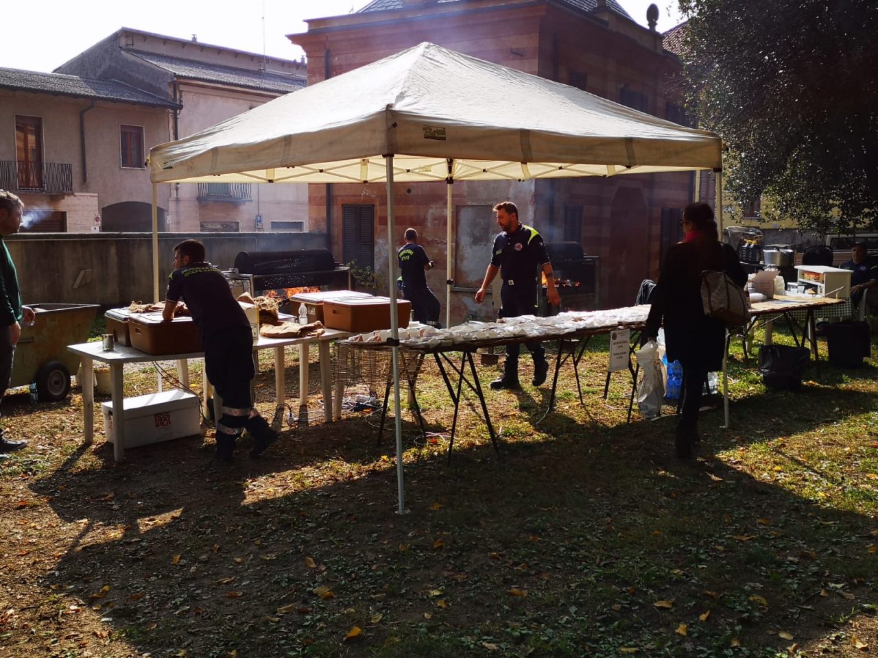 Successo per la castagnata della Protezione civile di Cabiate