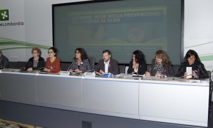 Breast Unit Day, il Pirellone s'illumina contro il tumore al seno