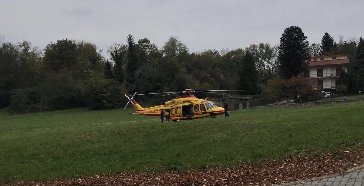Cade da otto metri di altezza, uomo soccorso in codice rosso
