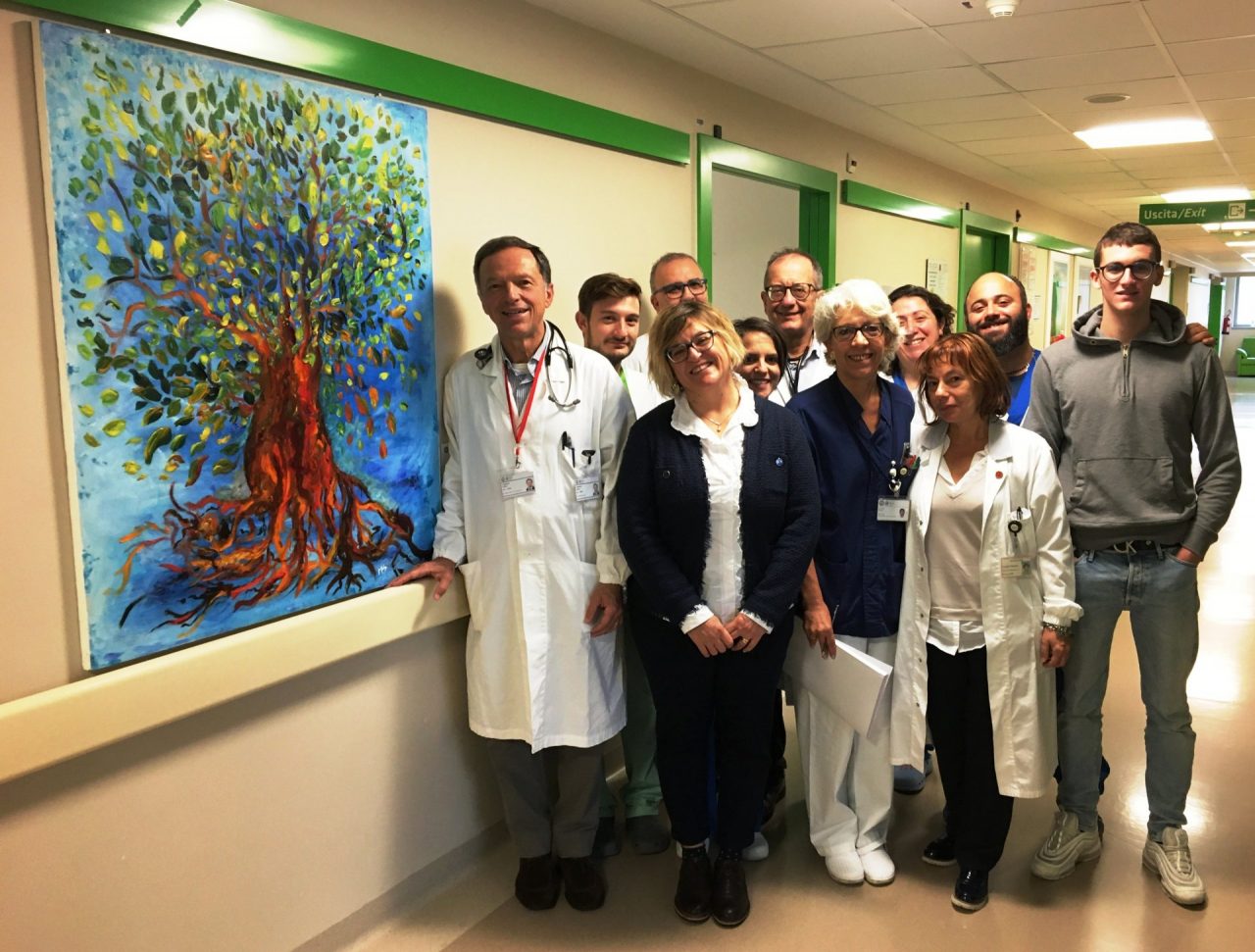 Dona un quadro al reparto di cardiologia del Sant’Anna, il figlio è stato lì in cura