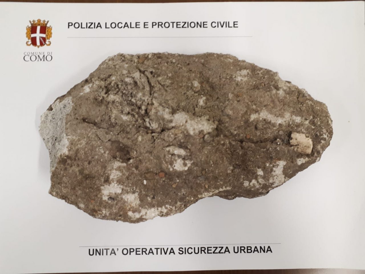 Importuna due donne e colpisce con una pietra un uomo: arrestato a Como FOTO