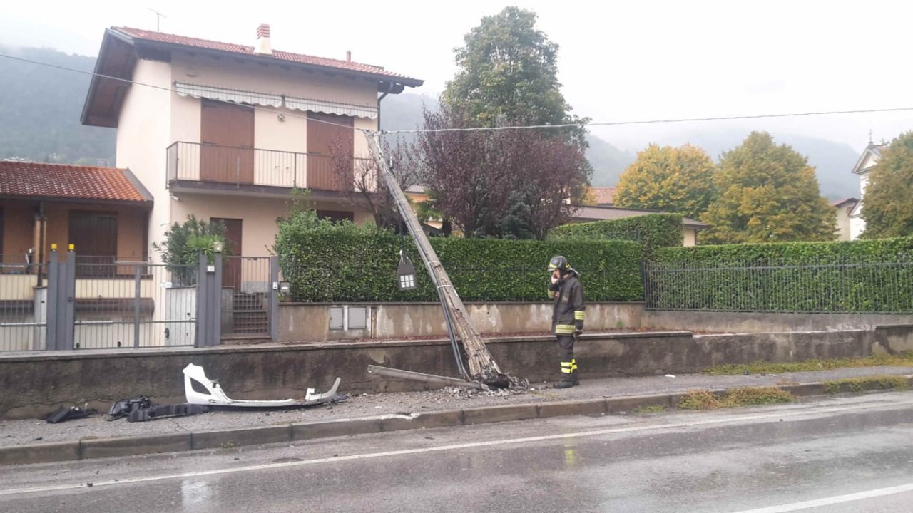 Incidente a Buccinigo auto abbatte il palo della luce
