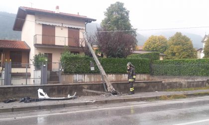 Incidente a Buccinigo auto abbatte il palo della luce