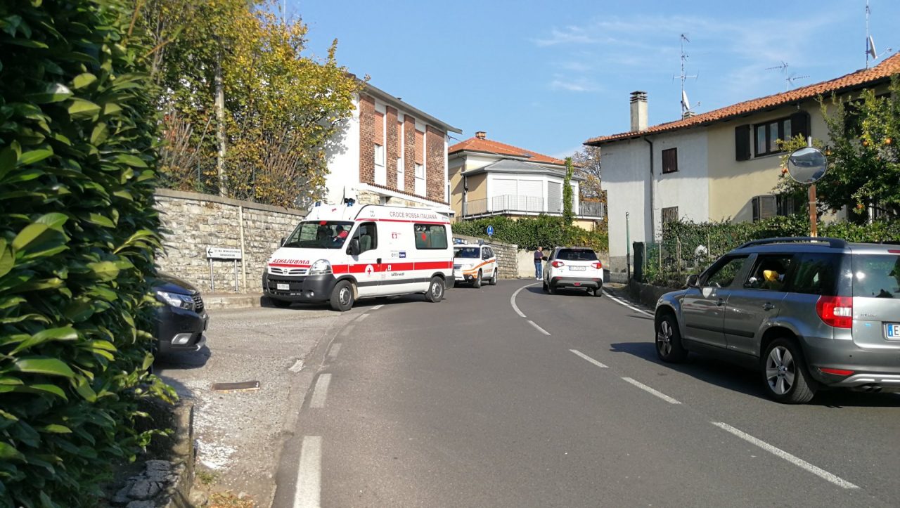 Scooterista finisce sull’asfalto a Capiago Intimiano FOTO