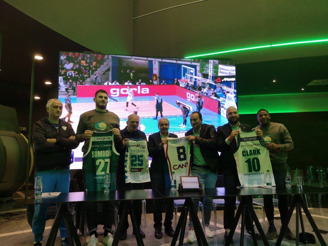 Pallacanestro Cantù pronta alla sfida contro Sassari con una nuova maglia