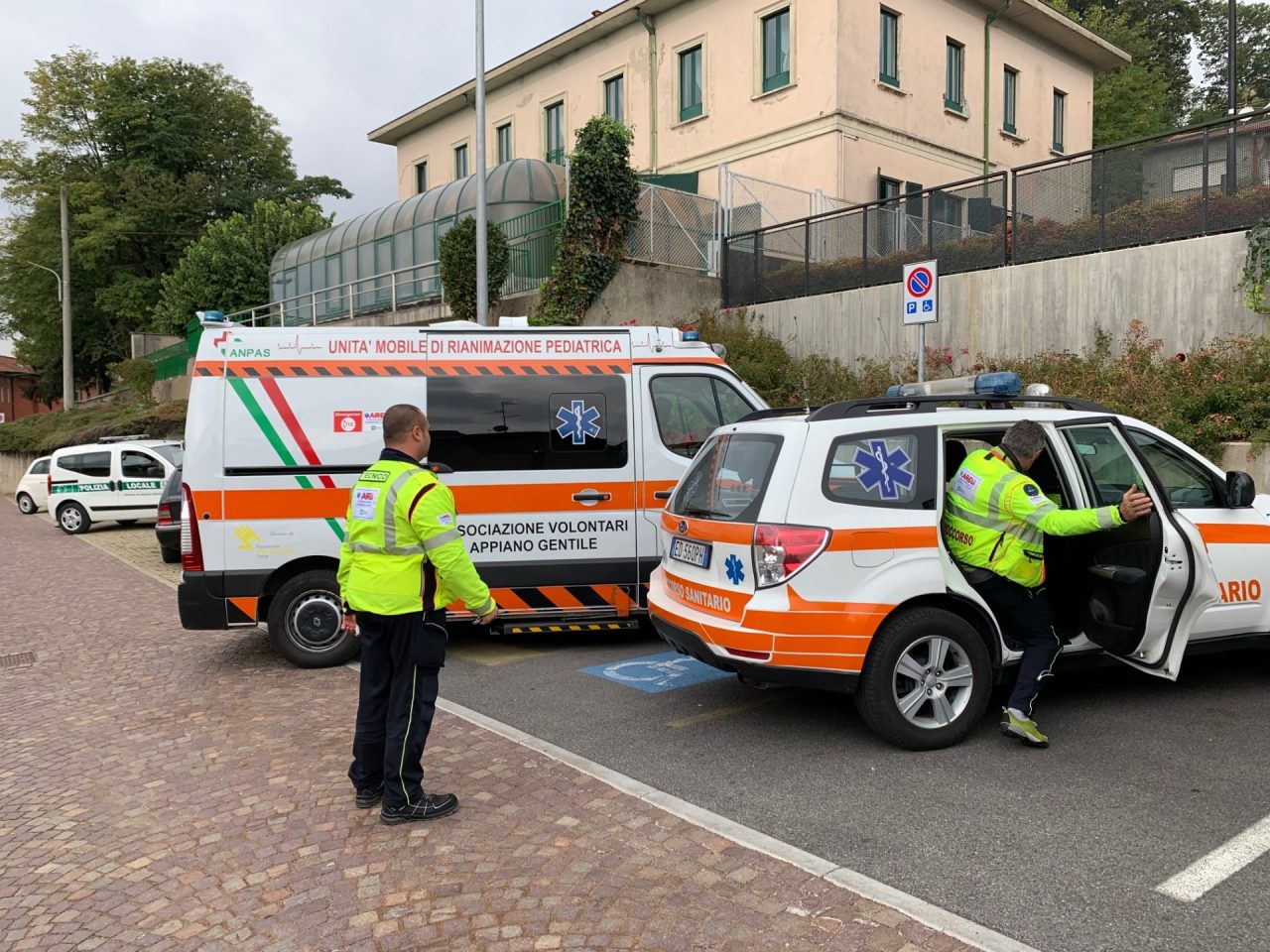 Anziano minaccia di suicidarsi con delle forbici, salvo grazie ai vicini