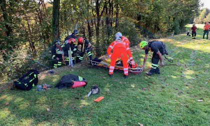 Cade nel bosco, donna recuperata dai Vigili del fuoco FOTO e VIDEO