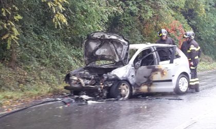 Scontro tra auto a Erba, una prende fuoco FOTO