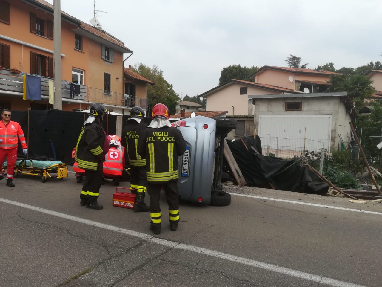Perde il controllo e si ribalta con l’auto, ferita 74enne