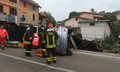 Perde il controllo e si ribalta con l'auto, ferita 74enne