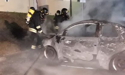 Auto in fiamme a Inverigo FOTO