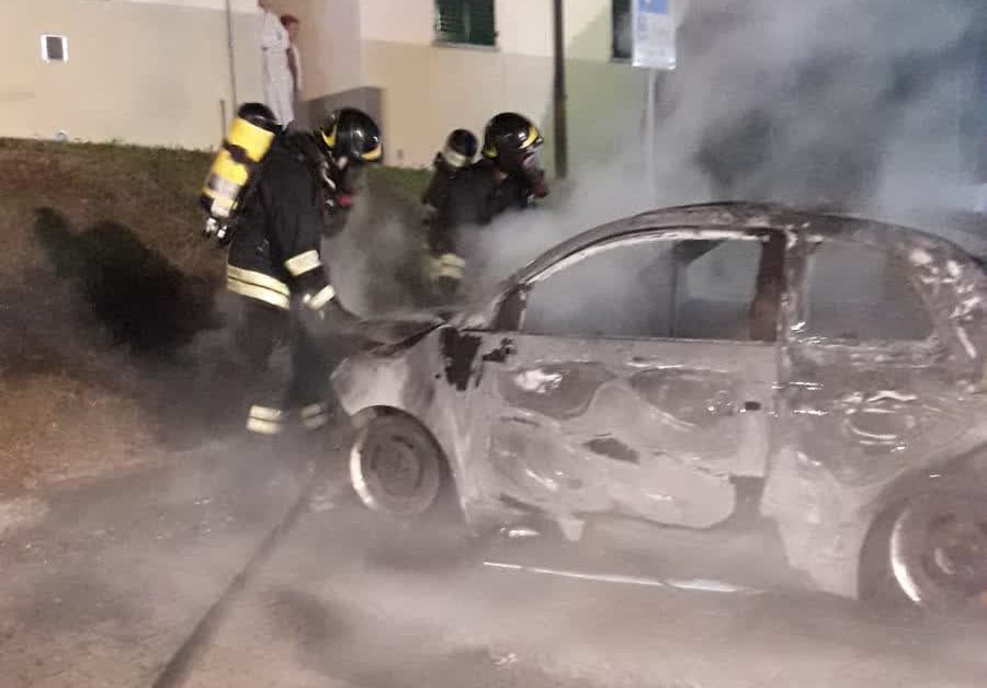 Auto in fiamme a Inverigo FOTO