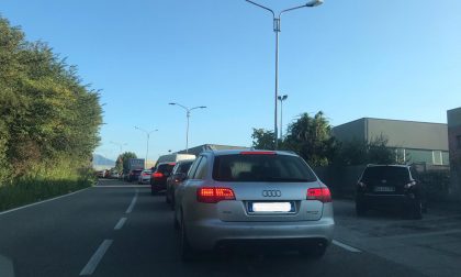 Caos traffico a Cantù in via Cesare Cattaneo per una deviazione