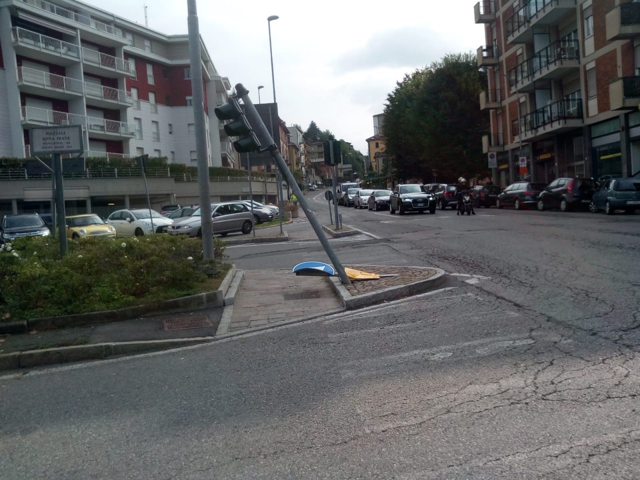 Semaforo abbattuto a Ponte Chiasso