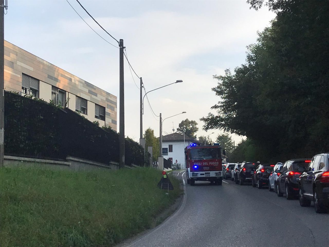 Incidente a Cermenate, auto contro un lampione