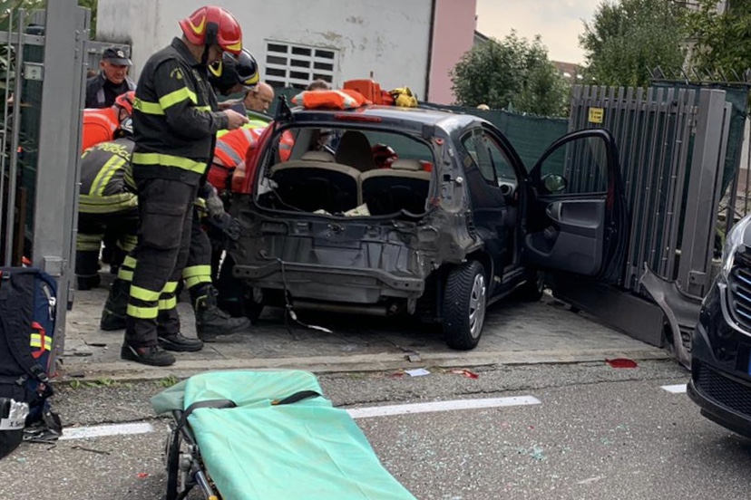 Ferita una donna nel violento impatto tra due mezzi FOTO