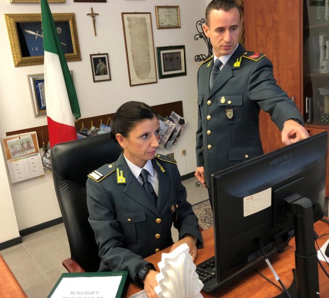 Incassa il reddito di cittadinanza e intanto lavora: estetista nei guai