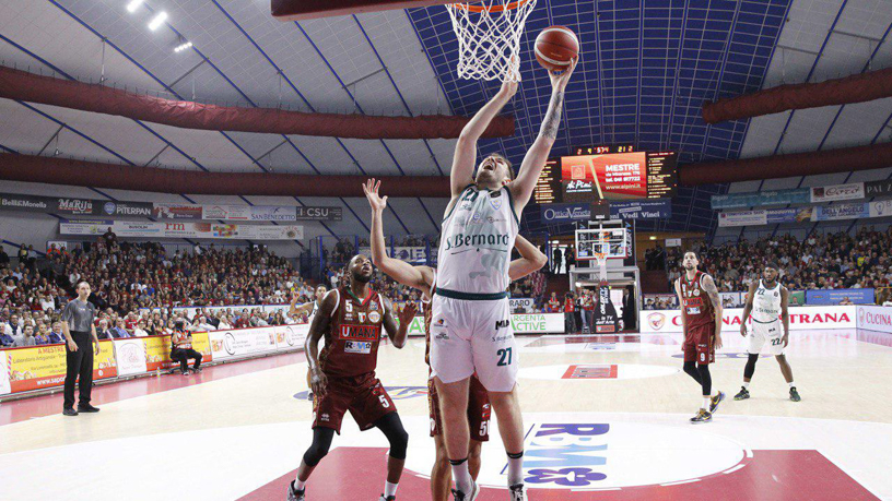 Pallacanestro Cantù sconfitta da Reyer Venezia