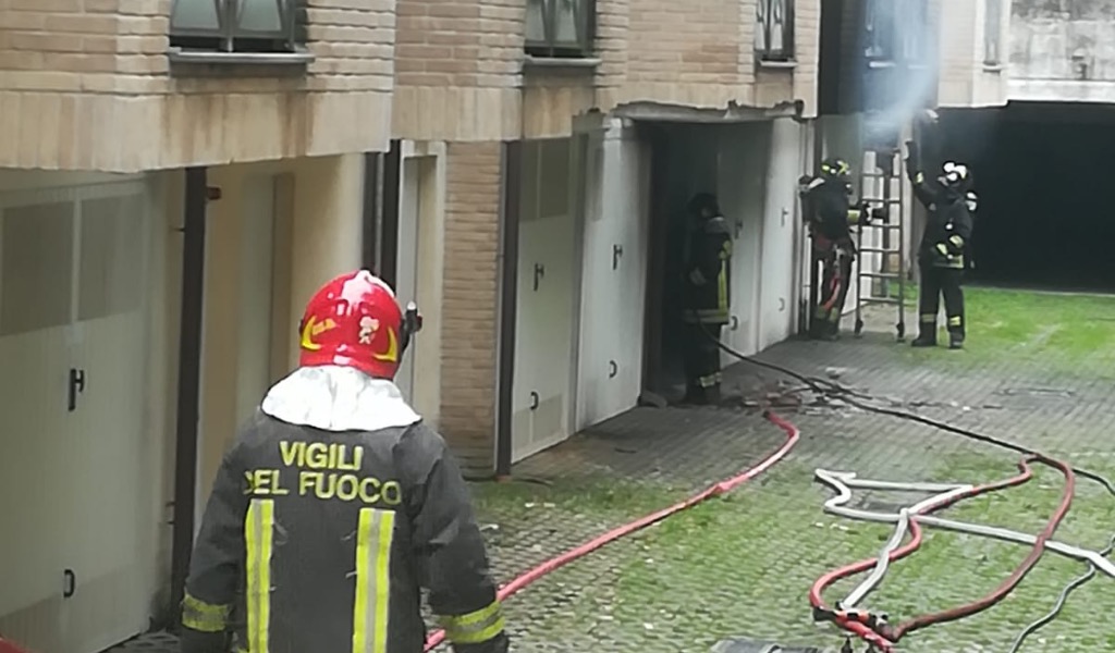 Dramma a Mozzate: rapisce l’ex, la chiude nel baule e poi si accoltella