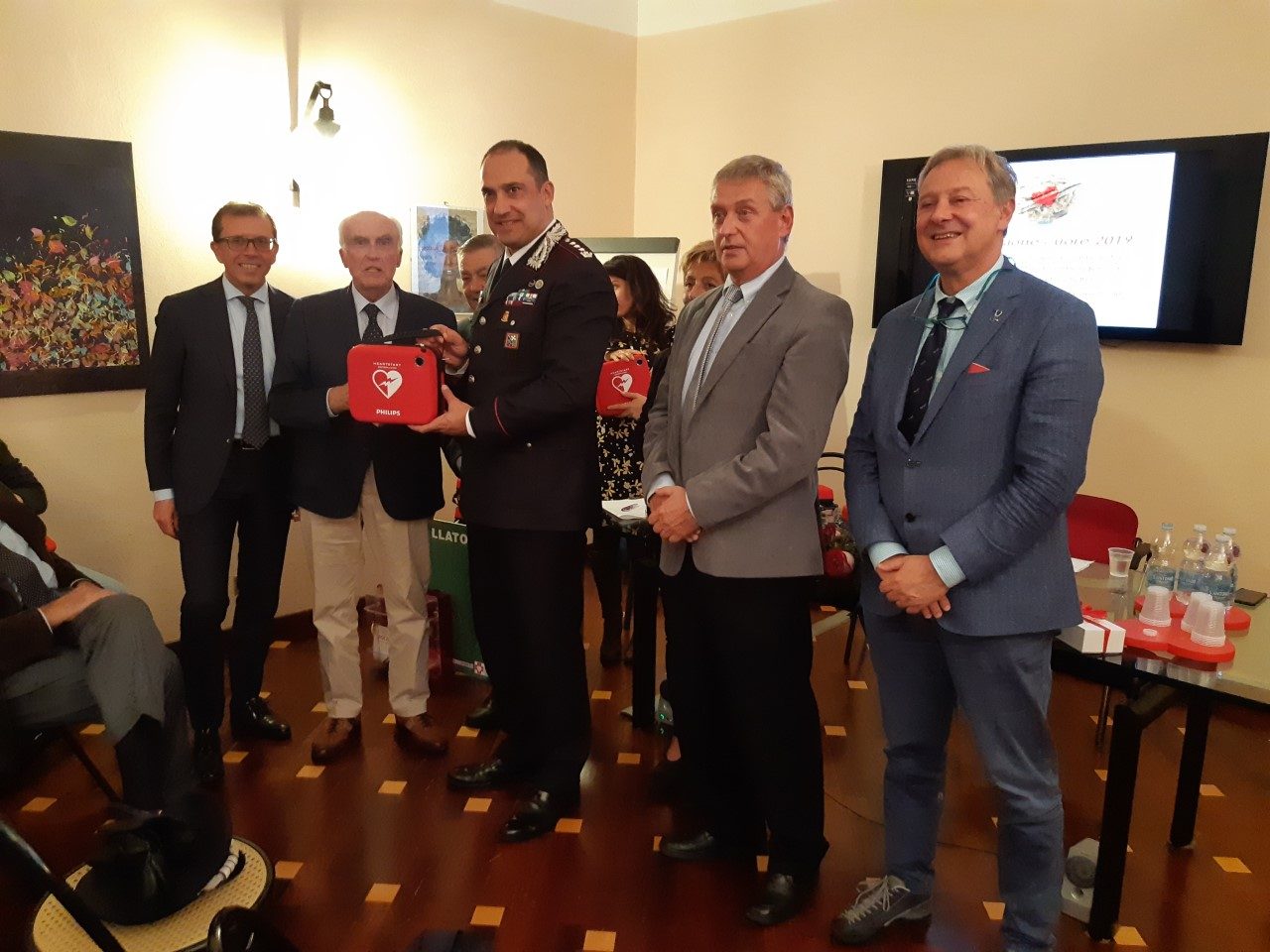Comocuore dona 25 defibrillatori per “Missione cuore”