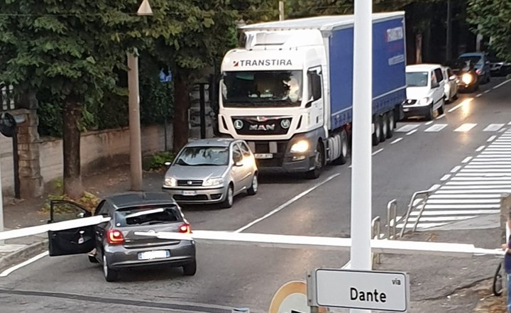 Auto “infilzata” dalla sbarra del passaggio a livello di Fino Mornasco FOTO