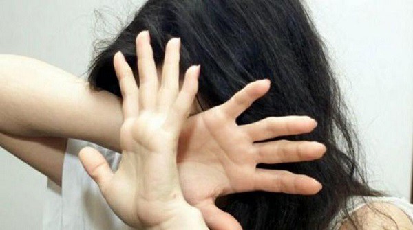 Tenta di strangolare la compagna: divieto di avvicinamento per un 22enne