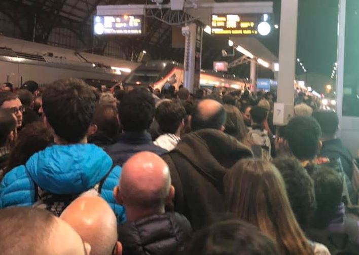 Treno guasto fermo in stazione e guasto agli impianti a Milano Centrale: e’ il caos totale FOTO