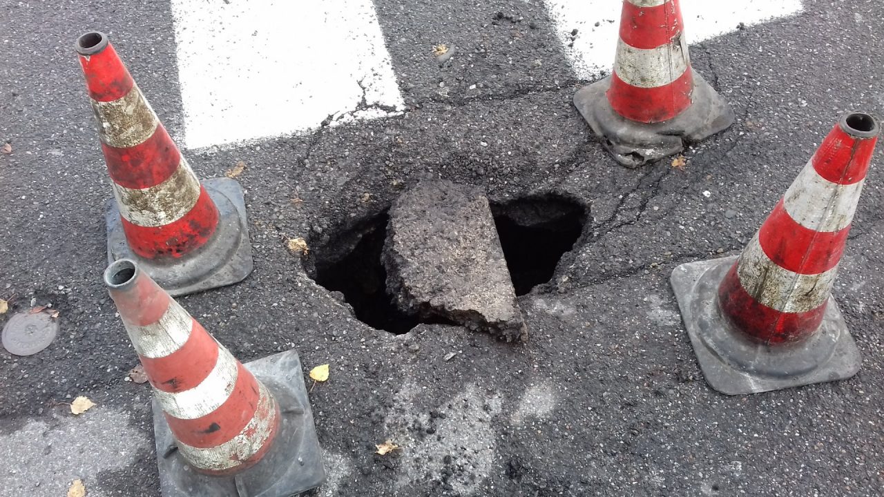 Strade colabrodo a Cantù: si aprono delle voragini