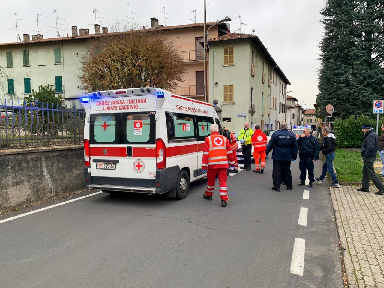Ragazzina investita, trasportata all’ospedale di Bergamo in elicottero FOTO e VIDEO
