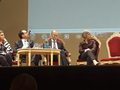 Sale sul palco per raccontare la sua lotta contro il tumore STORIE SOTTO L’ALBERO