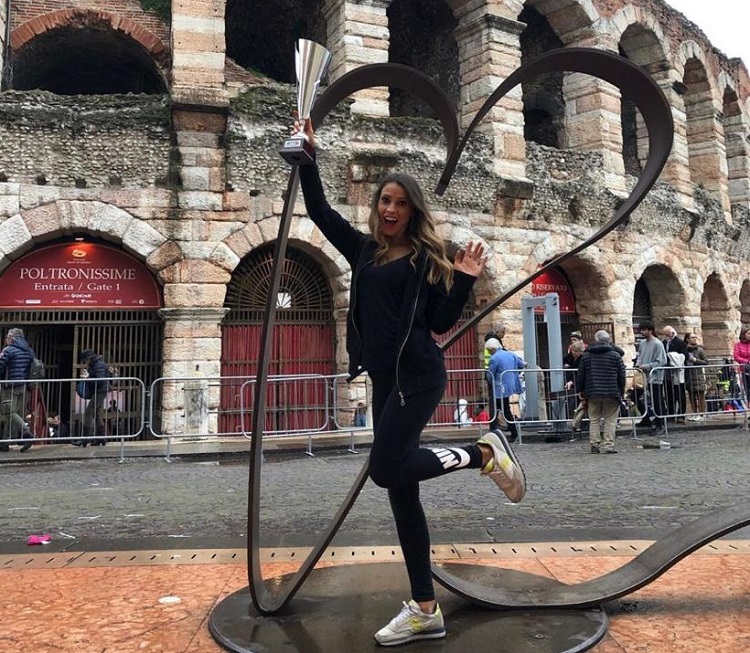 Fisico da bikini, Sonia Barresi conquista Verona STORIE SOTTO L’ALBERO