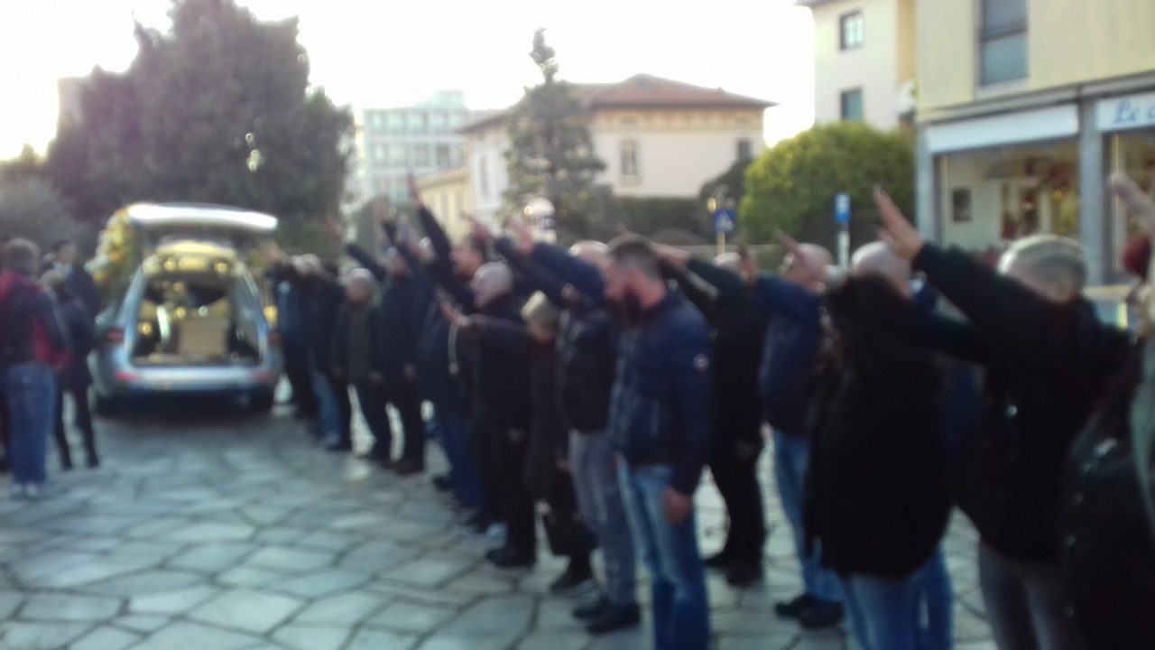 L’addio a Franco Liva: al funerale il saluto romano dei forzanovisti