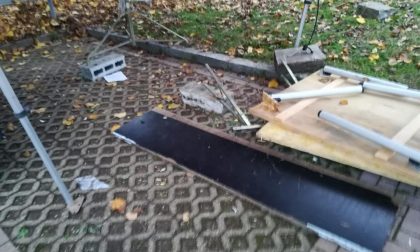 Vandali di fronte al cimitero di Vighizzolo: distrutto il chiosco della fiorista