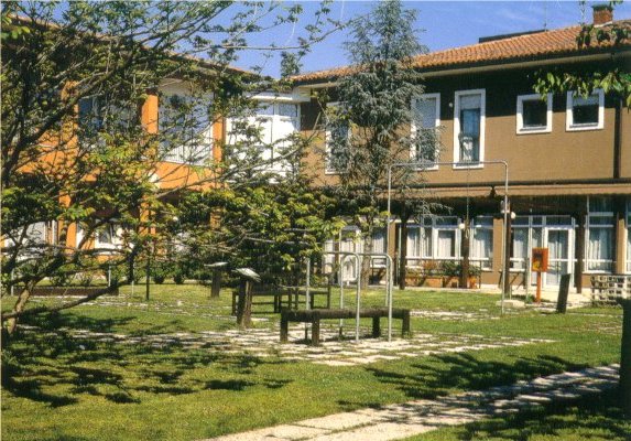 Vende la casa per vivere con la sorella in casa di riposo
