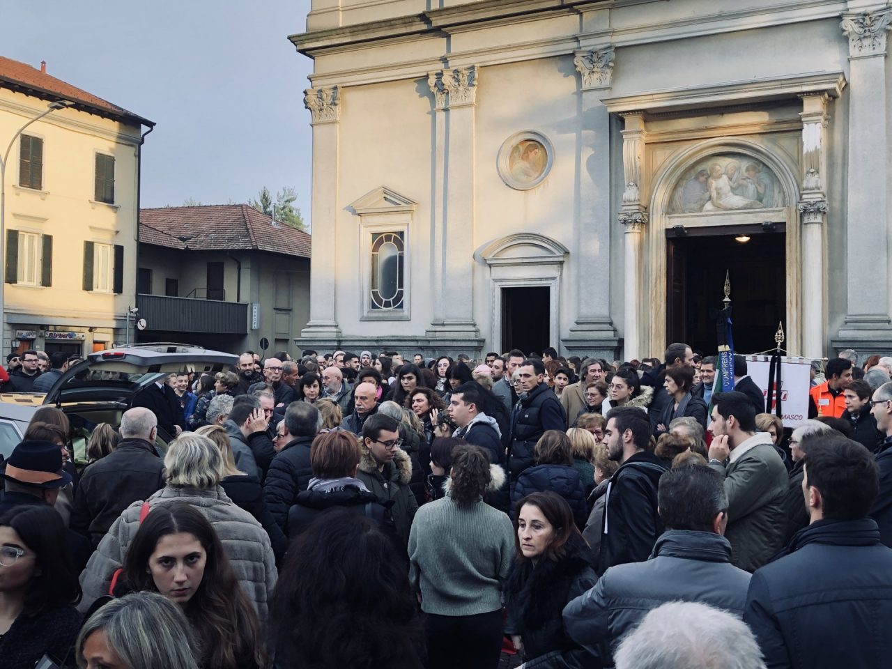 Ciao prof, folla al funerale di Viliam De Bernardinis