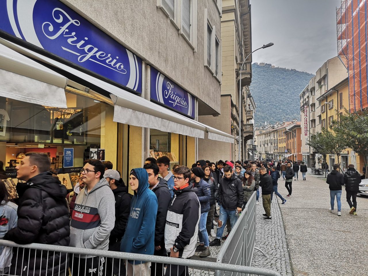 Marracash a Como con il nuovo disco: tutti in coda da Frigerio Dischi FOTO