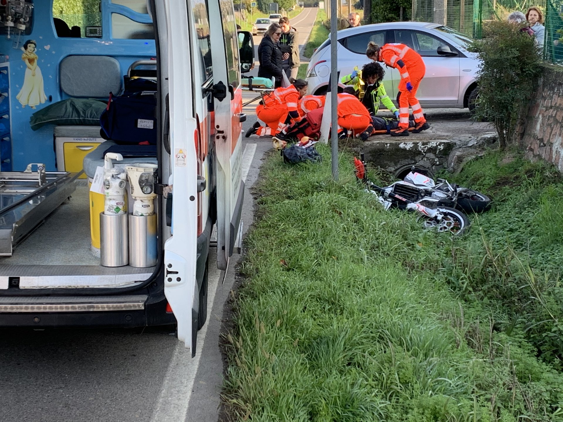 Moto contro auto ad Appiano Gentile