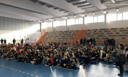 Trecento alunni in palestra per l'addio al prof De Bernardinis