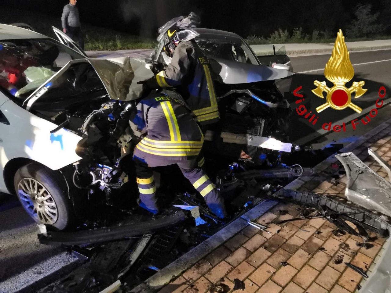 Frontale a Montano Lucino: feriti sette giovani SIRENE DI NOTTE
