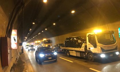 Maxi tamponamento tra 6 mezzi nel tunnel del Barro, traffico in tilt FOTO