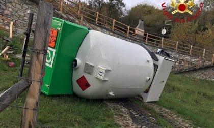 Autocisterna di Gpl si ribalta a Corrido, due feriti FOTO