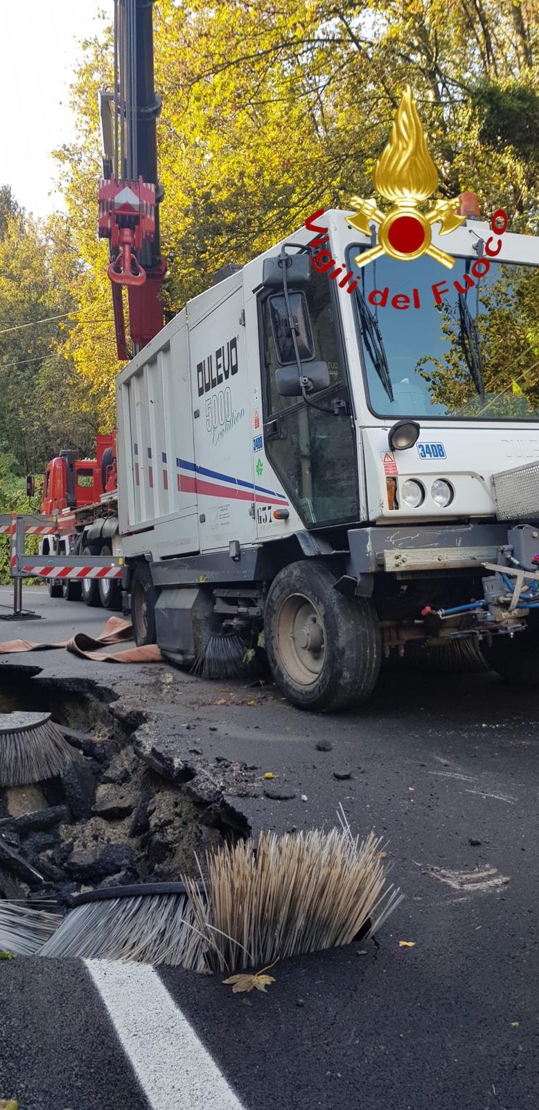 via carso, voragine asfalto