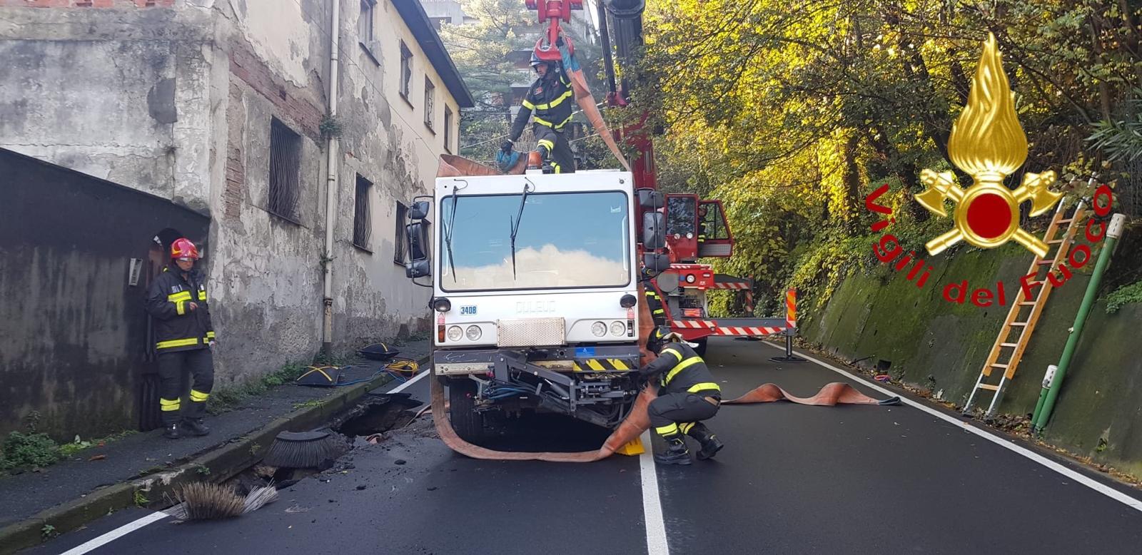 via carso, voragine asfalto