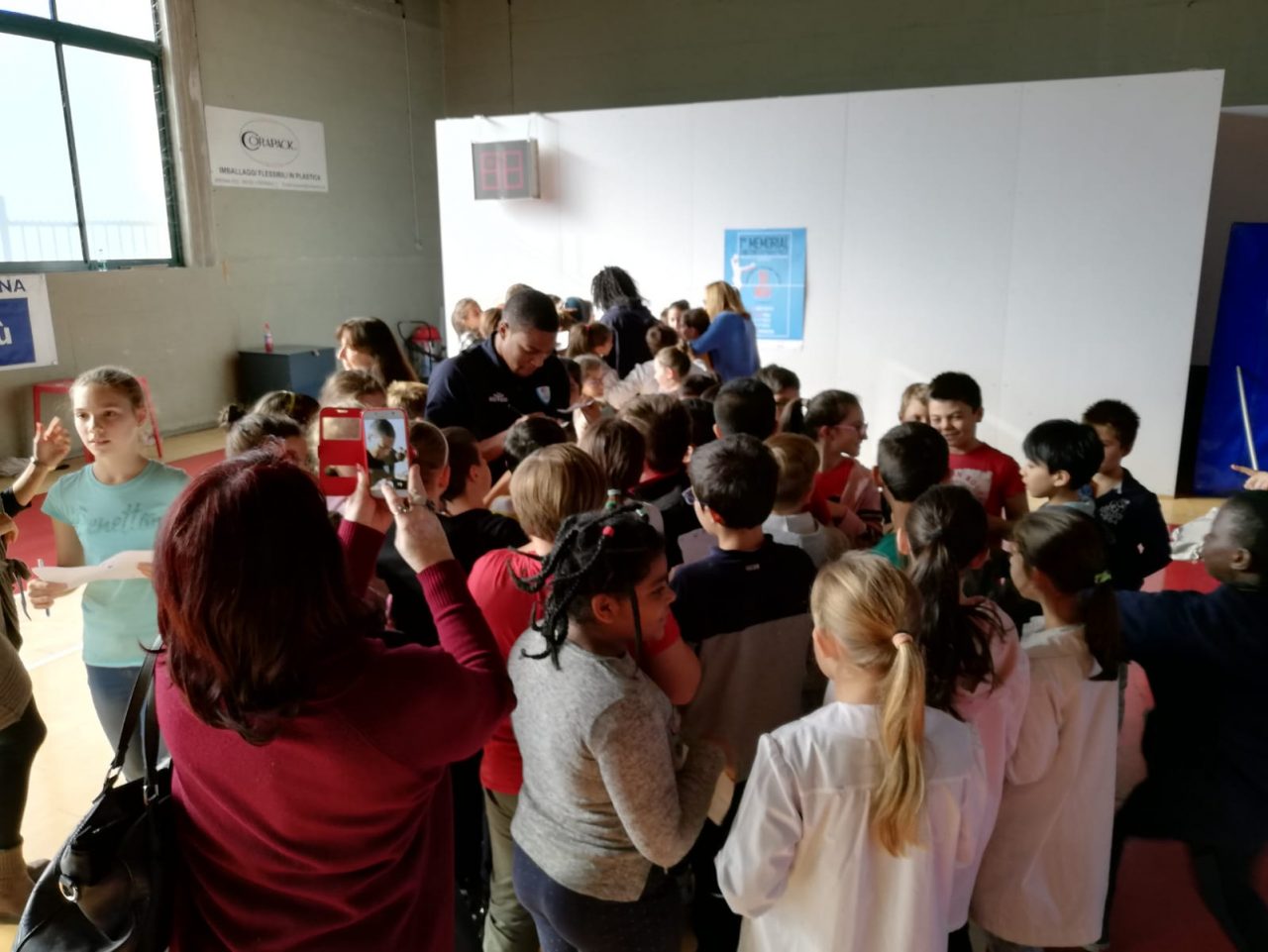 Pallacanestro Cantù fa visita alle scuole VIDEO