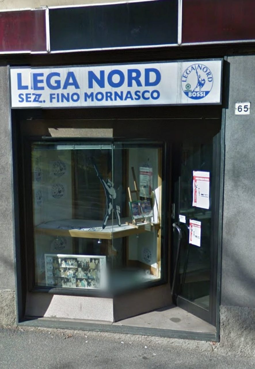 Sputi in faccia davanti alla sede della Lega a Fino Mornasco
