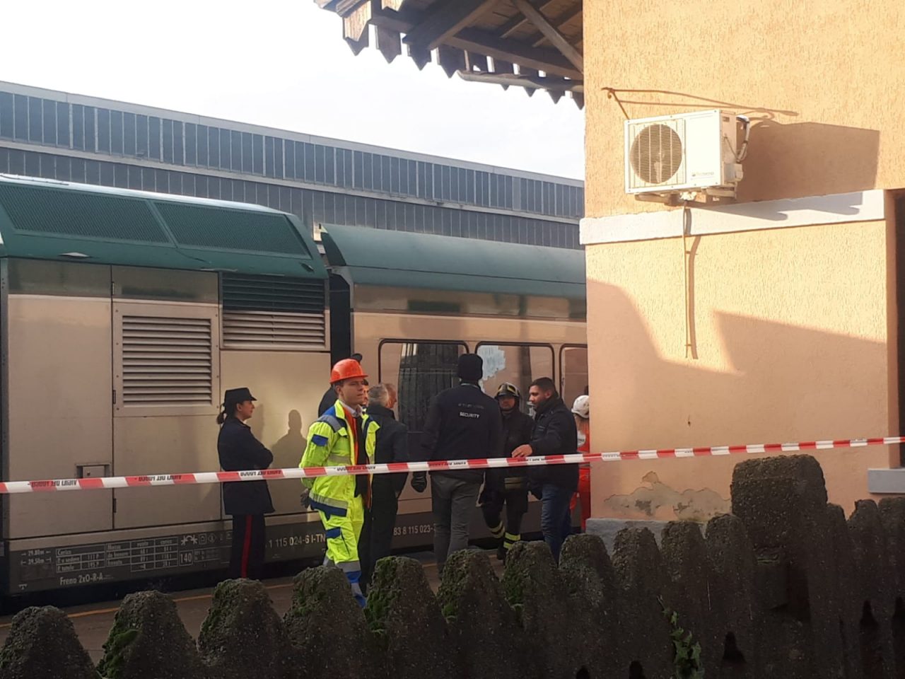 Studente investito dal treno: è gravissimo. Circolazione interrotta sulla Lecco-Milano FOTO