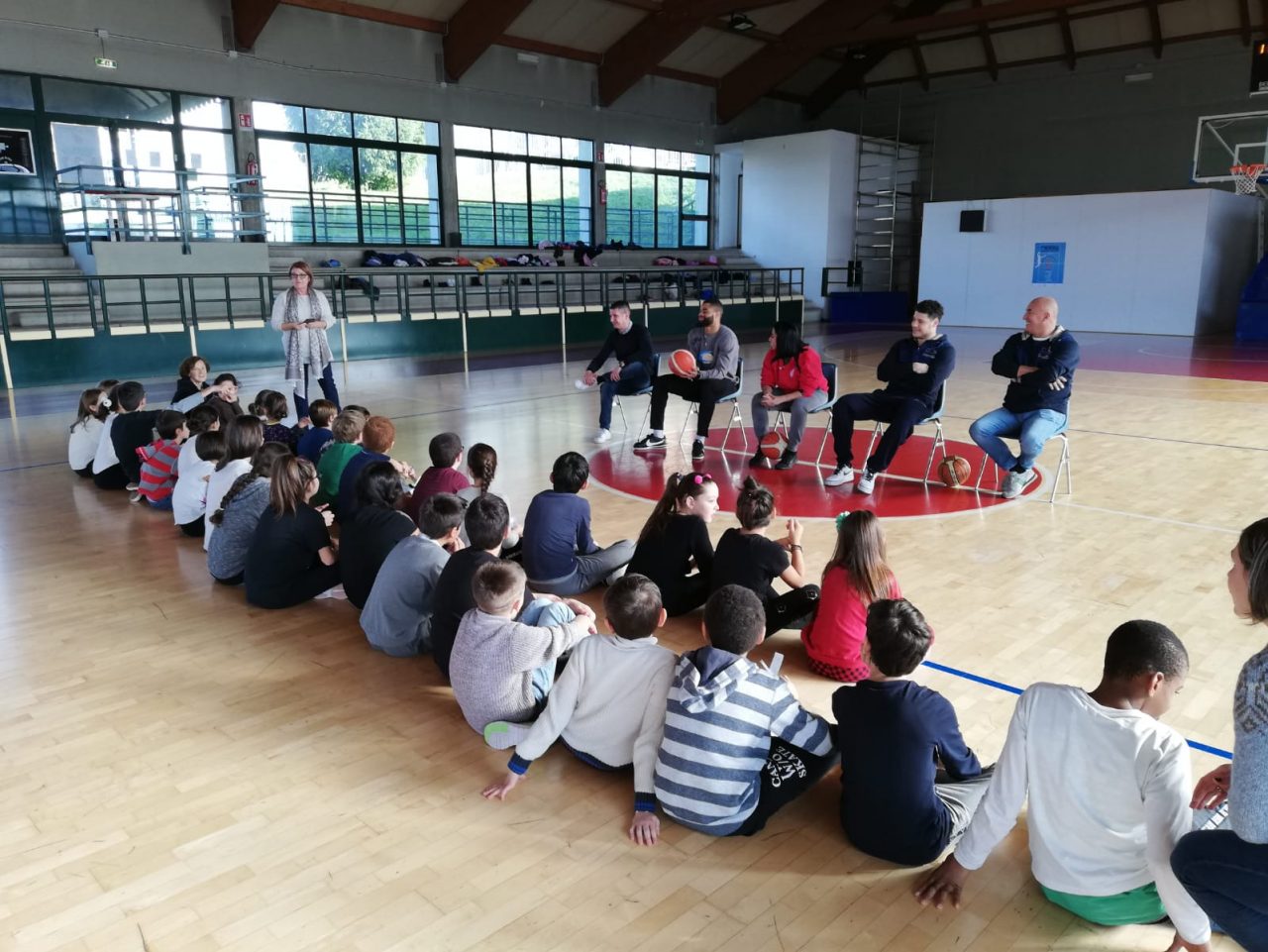 Pallacanestro Cantù alla scuola di Mirabello FOTO e VIDEO