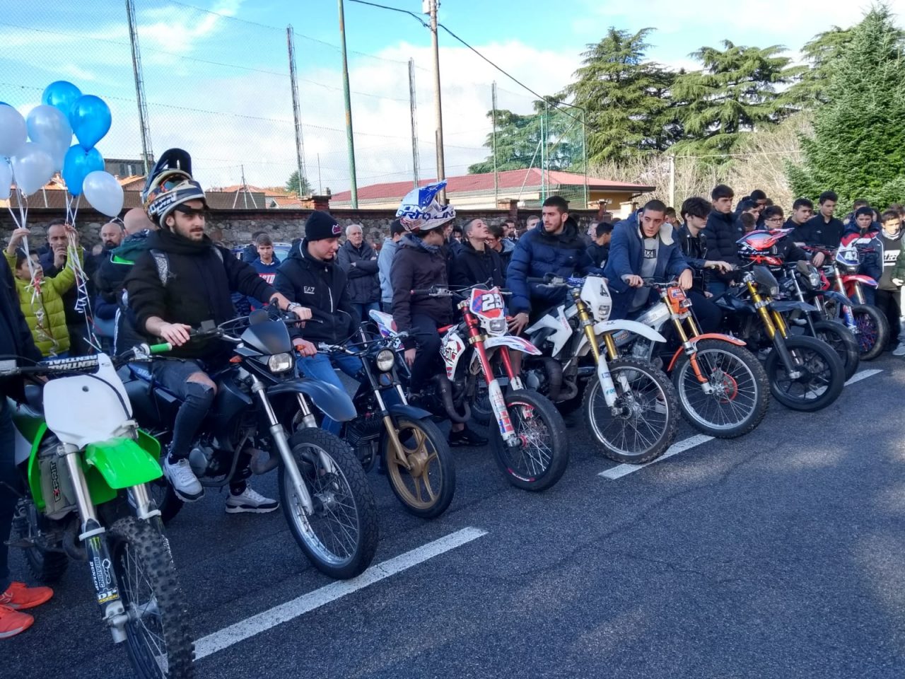 Chiesa piena per i funerali di Ethan. Il sacerdote: “Sei stato come un figlio”