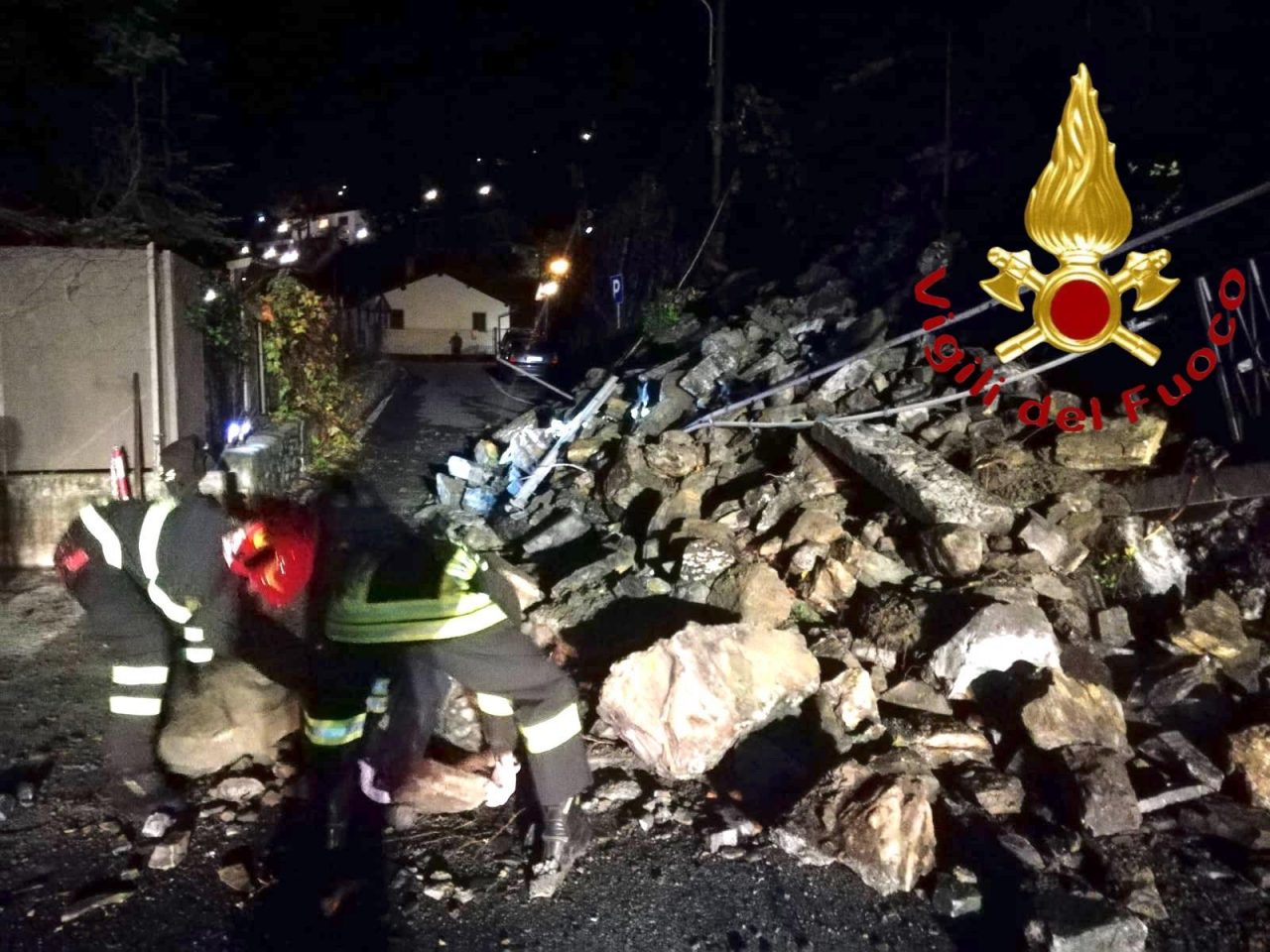 Frana a Cernobbio: operatori al lavoro ma la strada resta chiusa